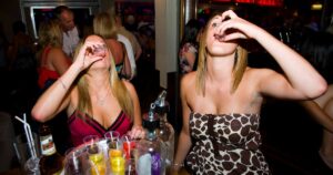 0_A-group-of-girls-drinking-Linekers-Bar-Playa-de-las-Amricas-Tenerife-Canary-Islands-2007