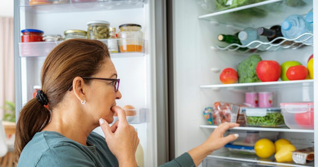 0_Portrait-of-dubitative-woman-looking-inside-the-fridge